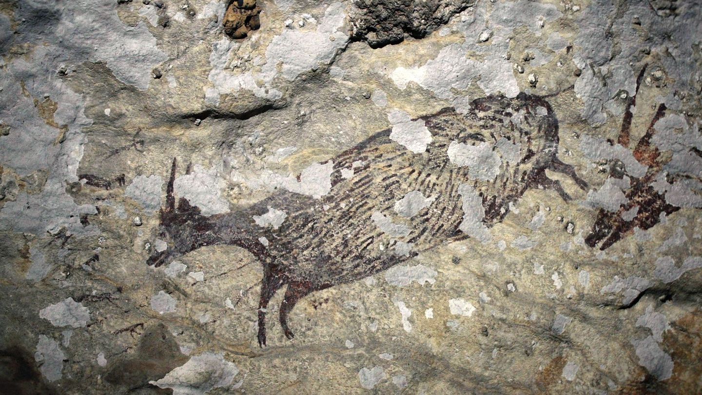 Eine Felsmalerei in der sulawesischen Fundstätte Bulu Sipong zeigt eine Jagdszene. Bislang wurden auf Sulawesi 400 Höhlen mit Felsmalereien entdeckt. Das älteste Felsbild wurde aufgrund neuer Forschungsmethoden auf ein Alter von 67.800 Jahren datiert.