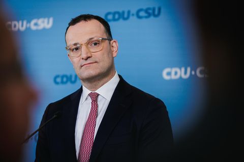Jens Spahn schaut in eine Kamera