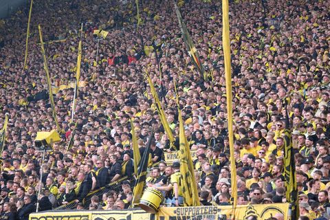 BVB-Fans schweigen infolge eines medizinischen Not-Einsatzes im Stadion Foto: Bernd Thissen/dpa