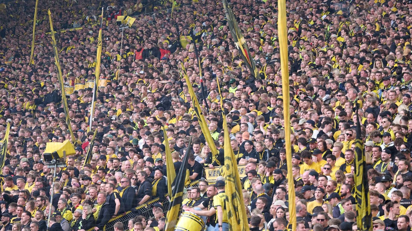 BVB-Fans schweigen infolge eines medizinischen Not-Einsatzes im Stadion Foto: Bernd Thissen/dpa