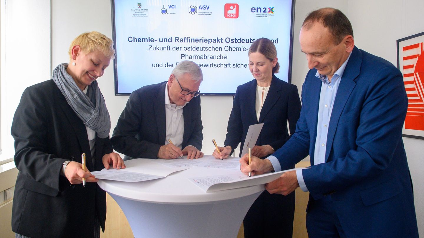 Der Chemie- und Raffineriepakt Ostdeutschland ist unterzeichnet. Foto: Klaus-Dietmar Gabbert/dpa