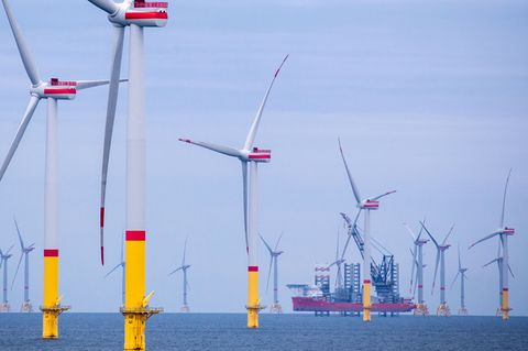 Nach einer Analyse schafft die Offshore-Windbranche rechnerisch rund 31.500 Vollzeitstellen in Deutschland. (Archivbild) Foto: J