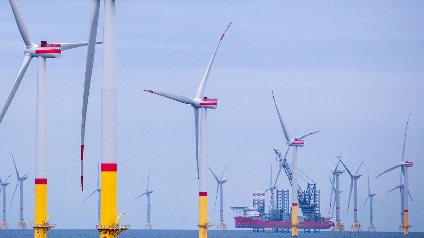 Nach einer Analyse schafft die Offshore-Windbranche rechnerisch rund 31.500 Vollzeitstellen in Deutschland. (Archivbild) Foto: J