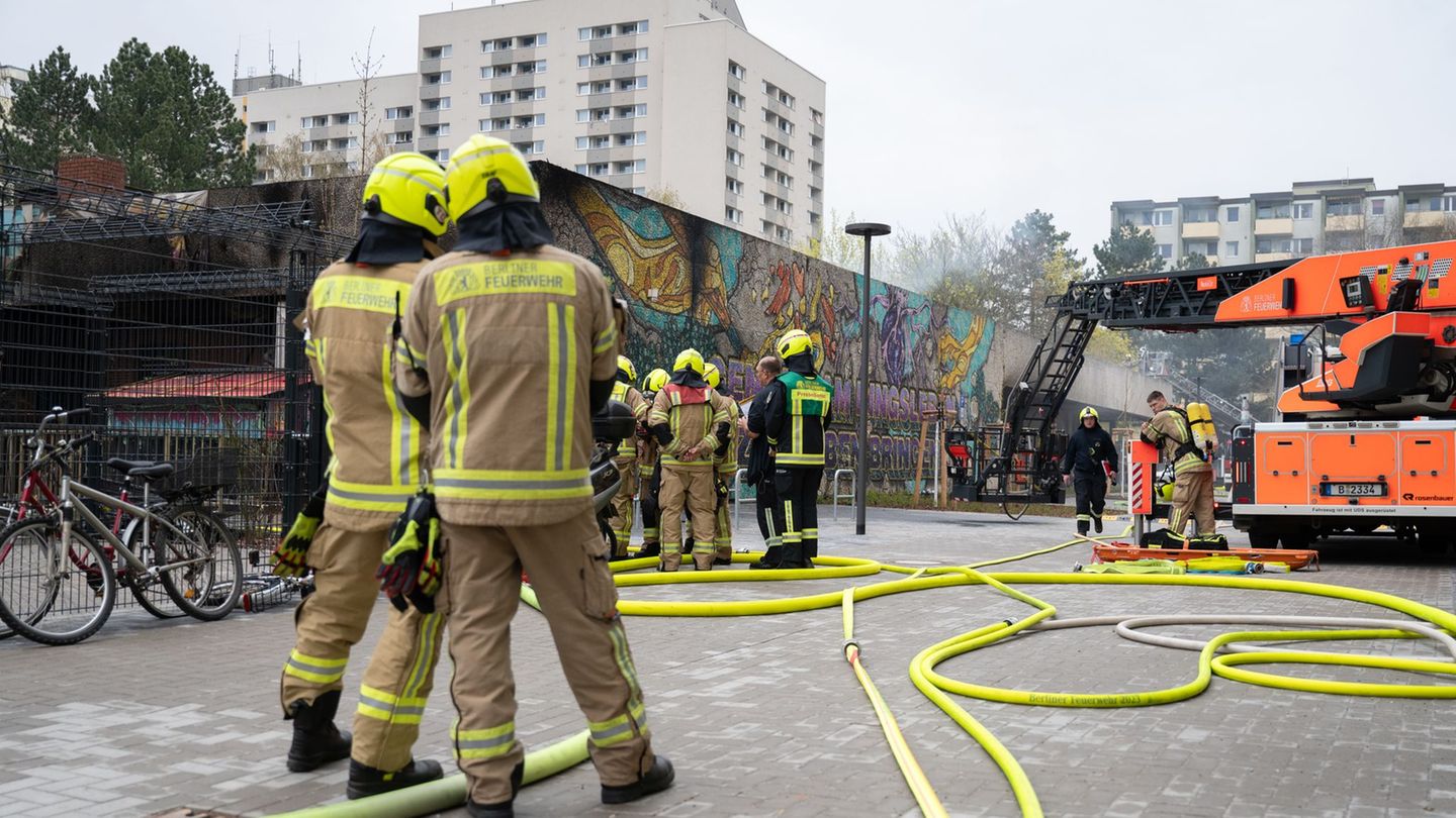 Einsatzkräfte der Feuerwehr haben einen Brand in einem ehemaligen Supermarkt in Buckow gelöscht. Foto: Markus Lenhardt/dpa