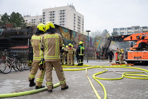 Einsatzkräfte der Feuerwehr haben einen Brand in einem ehemaligen Supermarkt in Buckow gelöscht. Foto: Markus Lenhardt/dpa