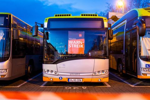 Viele Busse werden wegen des Warnstreiks in Niedersachsen voraussichtlich nicht fahren. (Archivbild) Foto: Moritz Frankenberg/dp