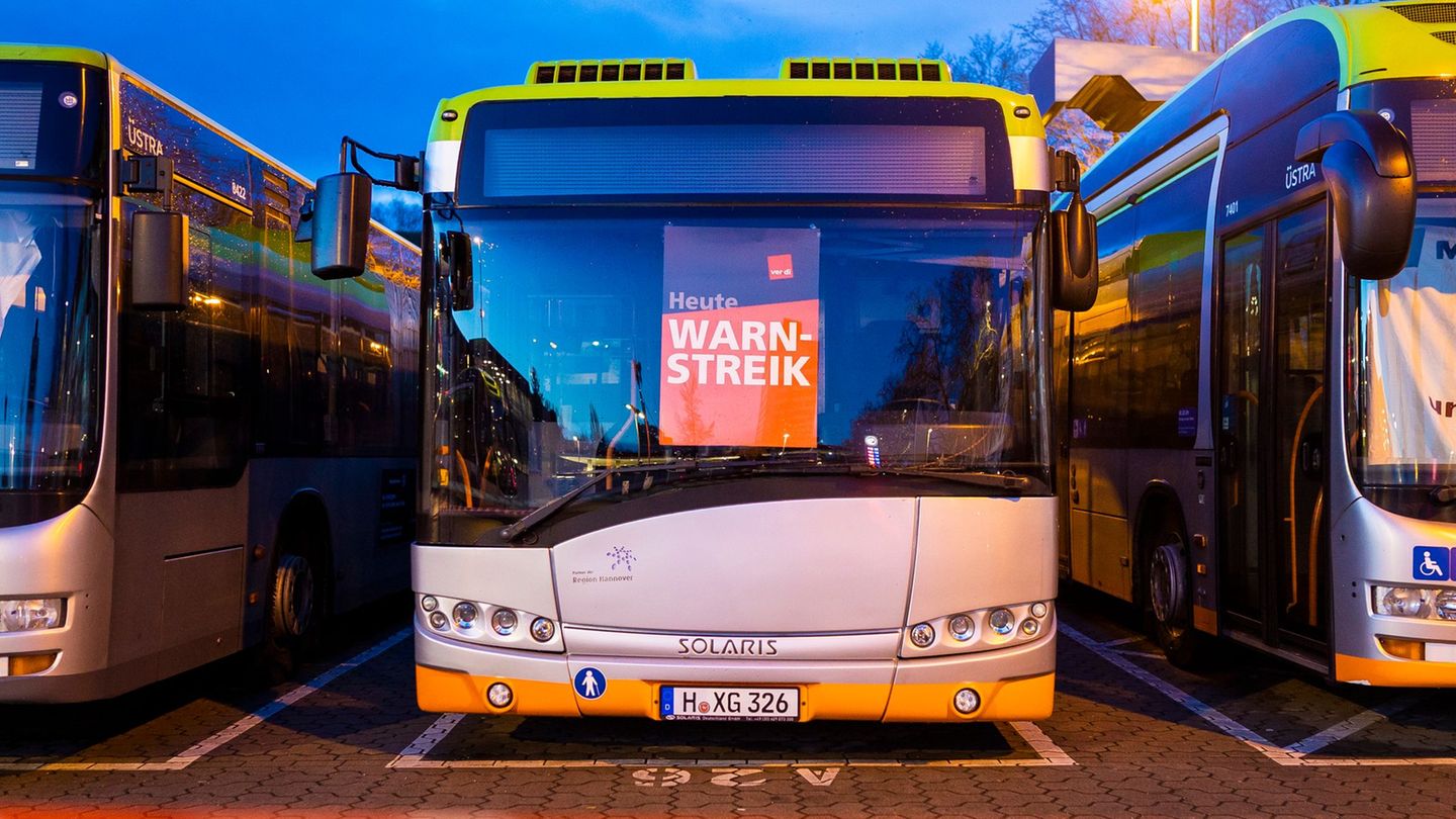 Viele Busse werden wegen des Warnstreiks in Niedersachsen voraussichtlich nicht fahren. (Archivbild) Foto: Moritz Frankenberg/dp
