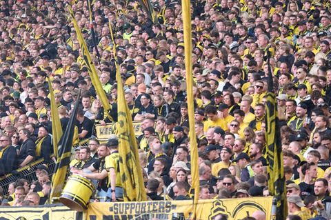 Nach dem Kollaps des BVB-Fans verfolgten die BVB-Anhänger das Spiel schweigend und mit eingerollten Fahnen