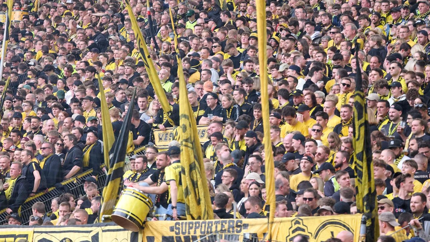 Nach dem Kollaps des BVB-Fans verfolgten die BVB-Anhänger das Spiel schweigend und mit eingerollten Fahnen