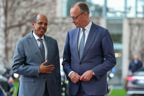 Kanzler Merz am Dienstag bei der Begrüßung von AU-Kommissionspräsident Youssouf in Berlin