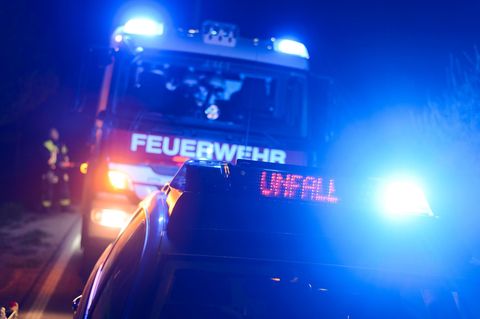Einsatzfahrzeuge von Polizei und Feuerwehr (Symbolfoto)