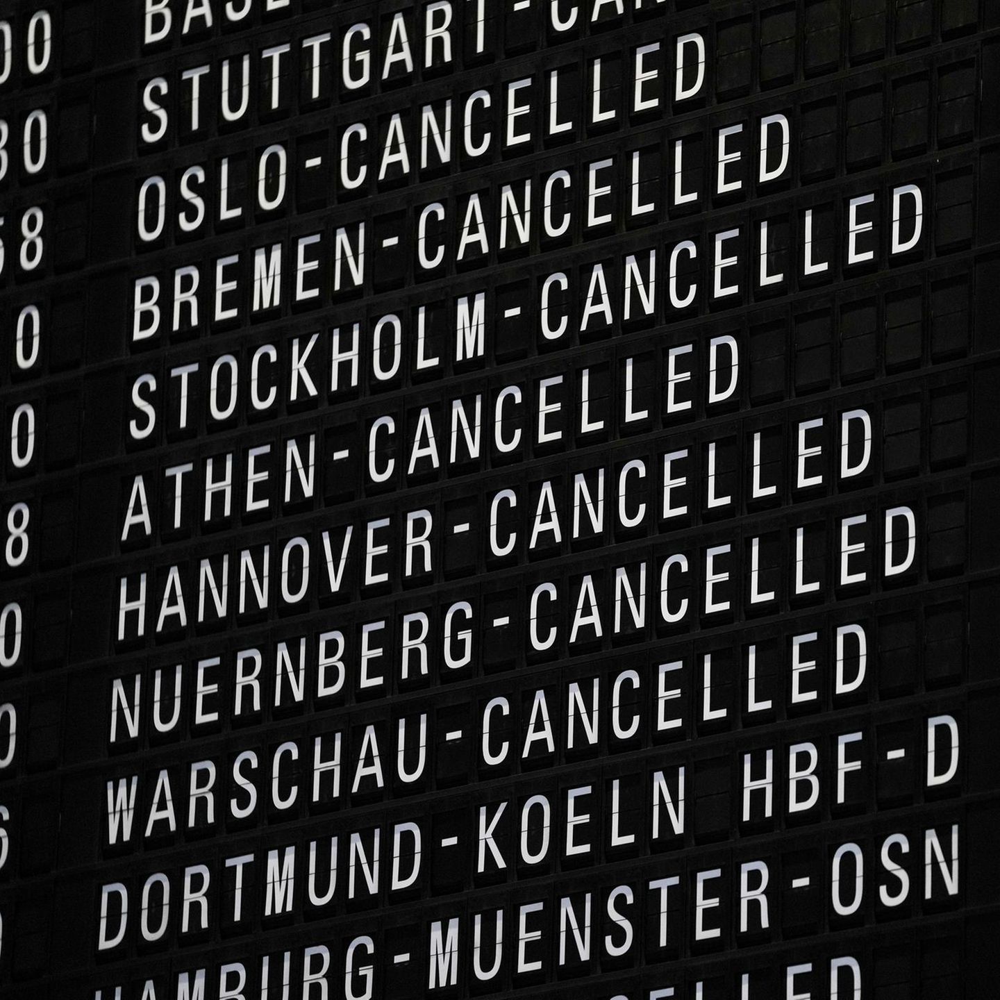 Flüge auf einer Anzeigetafel, die gestrichen sind