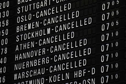 Flüge auf einer Anzeigetafel, die gestrichen sind