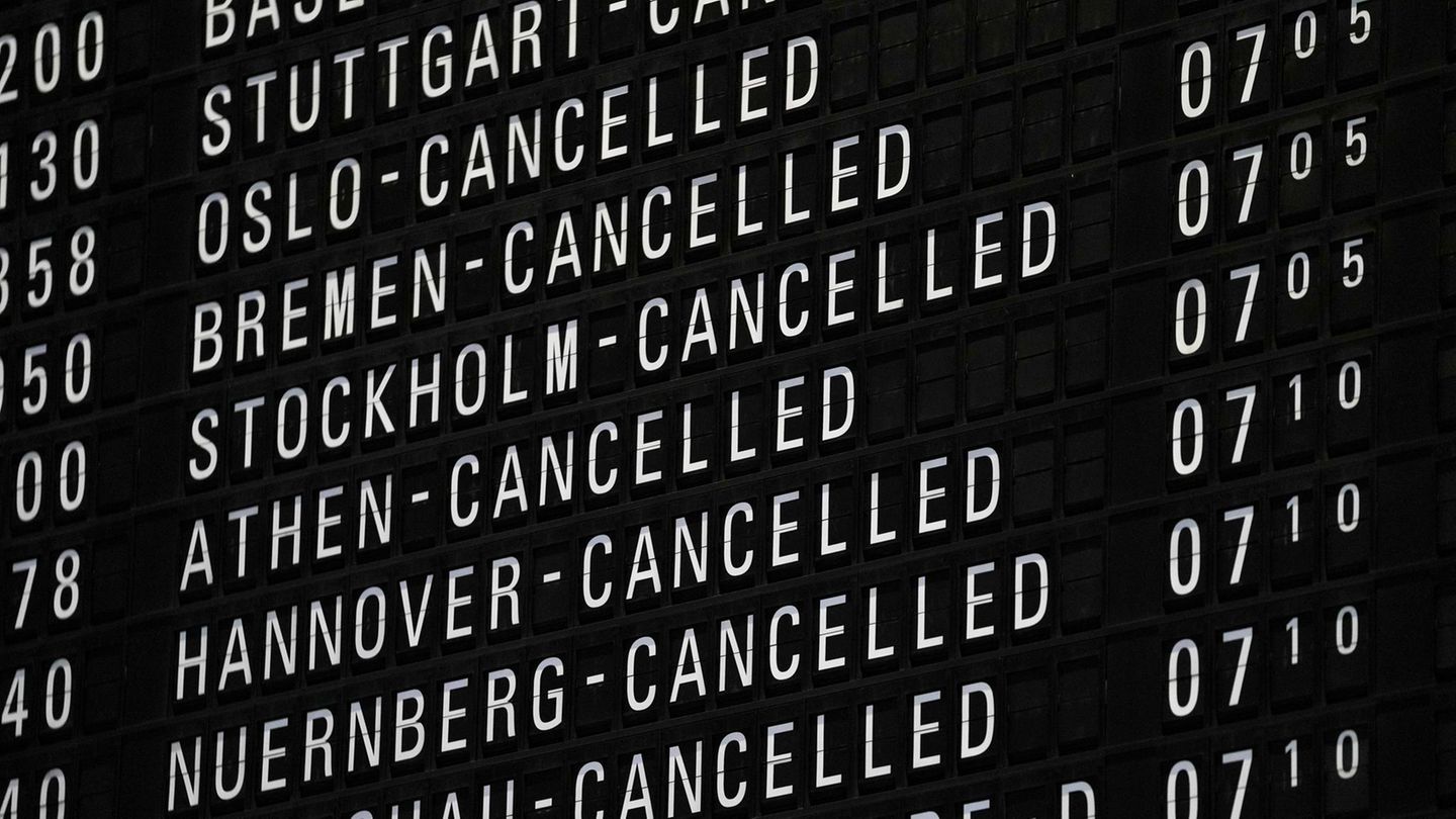 Flüge auf einer Anzeigetafel, die gestrichen sind