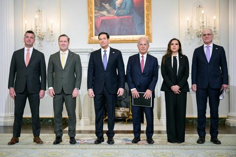 Rubio (3.v.l.) mit Leiter und Moawad (v.r.)