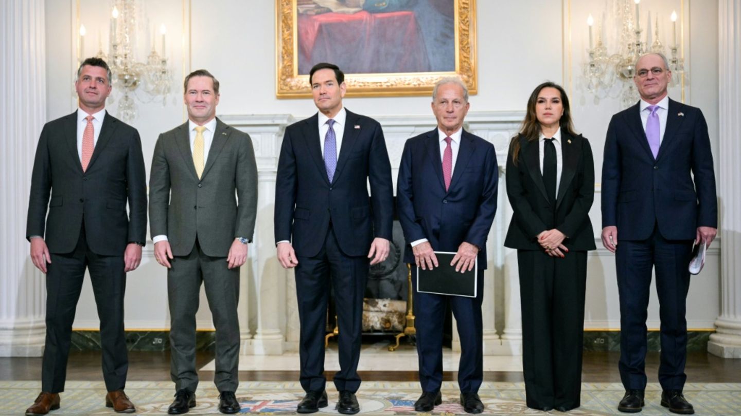 Rubio (3.v.l.) mit Leiter und Moawad (v.r.)