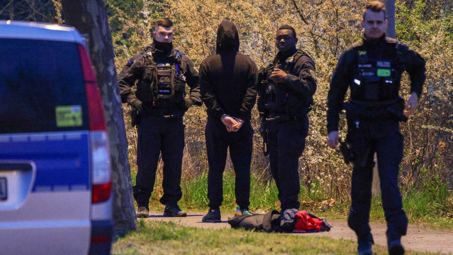 Der Verdächtige (2. von links) wurde in der Nähe des Tatorts festgenommen. Foto: Björn Stach/EHL Media/dpa