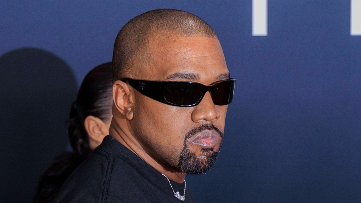 Kanye West sieht sich mit einer Klage konfrontiert.