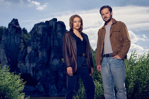 Paula (Hanna Plaß) und Leon Schäfer (Jakob Benkhofer) sind nicht nur Schwester und großer Bruder, sondern auch das neue Ermittlerduo im ZDF. Sich gut zu kennen, kann durchaus hilfreich sein, das merken die beiden trotz geschwisterlicher Spannungen während der Ermittlungen in ihrem ersten Fall im Teutoburger Wald (im Hintergrund die Externsteine).