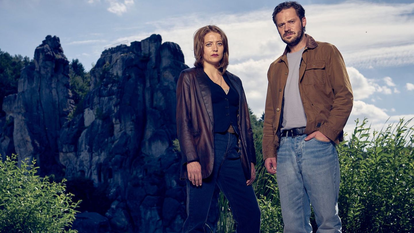 Paula (Hanna Plaß) und Leon Schäfer (Jakob Benkhofer) sind nicht nur Schwester und großer Bruder, sondern auch das neue Ermittlerduo im ZDF. Sich gut zu kennen, kann durchaus hilfreich sein, das merken die beiden trotz geschwisterlicher Spannungen während der Ermittlungen in ihrem ersten Fall im Teutoburger Wald (im Hintergrund die Externsteine).
