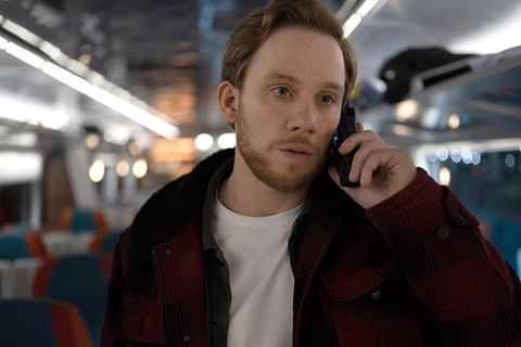 Während eines Hackerangriffs auf einen britischen Nachtzug ist ein Satellitentelefon die einzige Verbindung von dem Polizisten Joe Roag (Joe Cole) zur Behörde für Cybersicherheit in London.