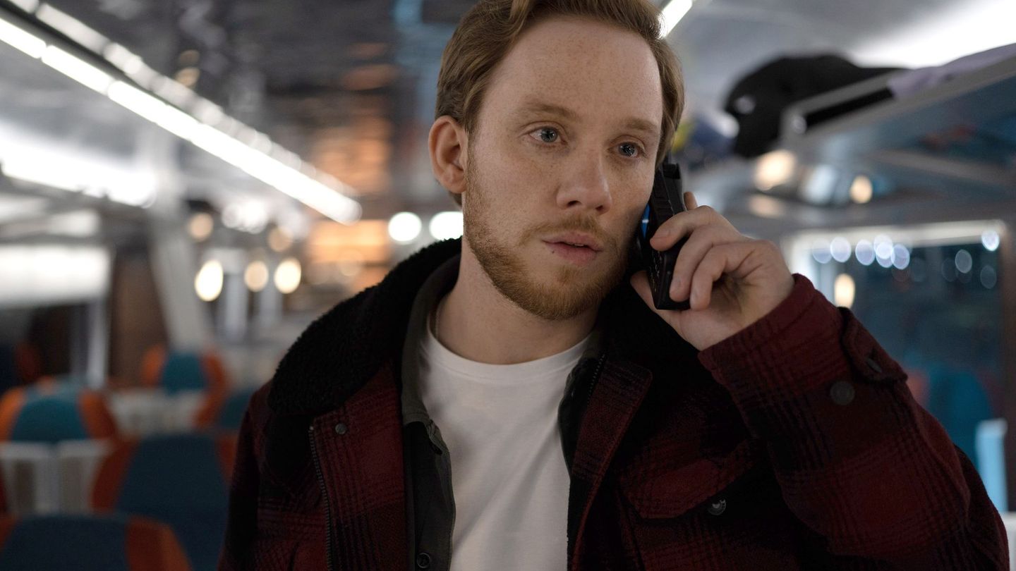 Während eines Hackerangriffs auf einen britischen Nachtzug ist ein Satellitentelefon die einzige Verbindung von dem Polizisten Joe Roag (Joe Cole) zur Behörde für Cybersicherheit in London.