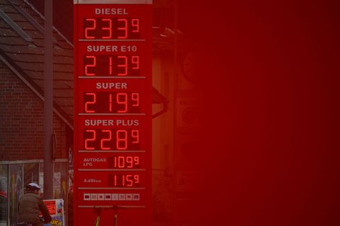 An der Tankstelle bekommen die Menschen die Folgen des Iran-Kriegs zu spüren. (Archivbild) Foto: Jonas Walzberg/dpa