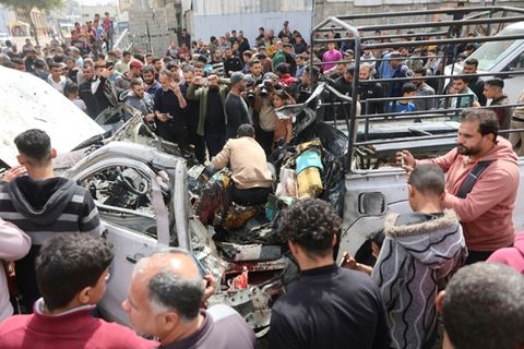 Zerstörtes Fahrzeug in der Stadt Gaza