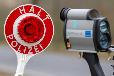 Die Polizei setzt auf verschiedene Techniken bei den Geschwindigkeitskontrollen. (Symbolbild) Foto: Stefan Sauer/dpa