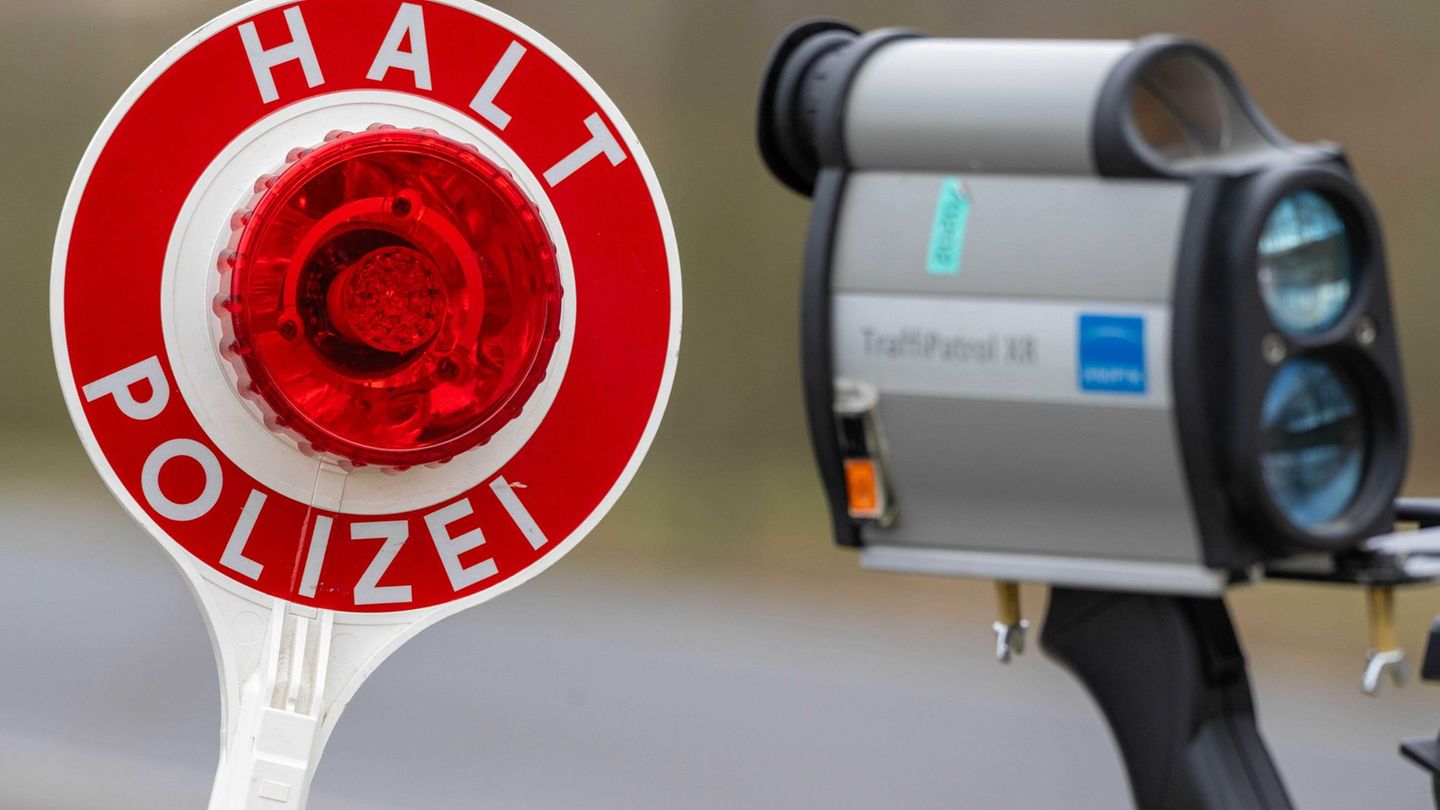 Die Polizei setzt auf verschiedene Techniken bei den Geschwindigkeitskontrollen. (Symbolbild) Foto: Stefan Sauer/dpa