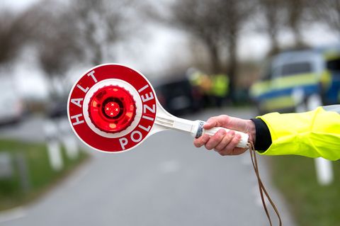 Die Polizei führt bereits die ganze Woche verstärkt Geschwindigkeitskontrollen durch. (Symbolbild) Foto: Daniel Bockwoldt/dpa