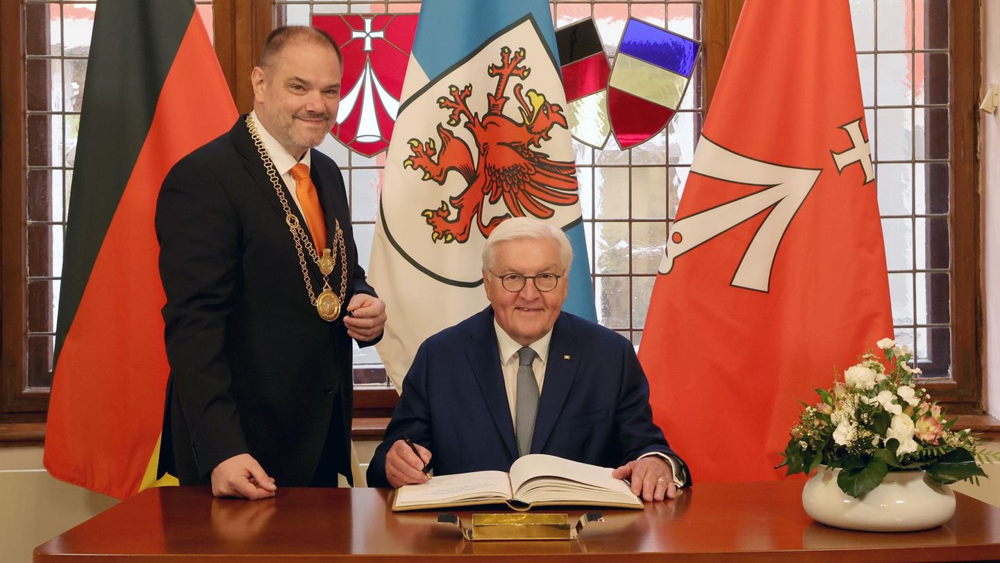 Bundespräsident Frank-Walter Steinmeier trägt sich ins Goldene Buch der Stadt Stralsund ein. Links im Bild: Stralsunds Oberbürge