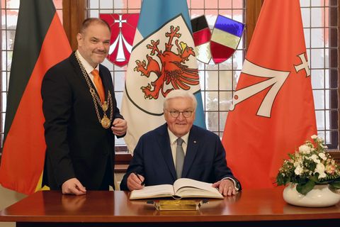 Bundespräsident Frank-Walter Steinmeier trägt sich ins Goldene Buch der Stadt Stralsund ein. Links im Bild: Stralsunds Oberbürge