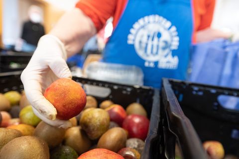 Unter anderem zum Sortieren von Lebensmitteln werden Ehrenamtliche gesucht (Archivbild). Foto: Sebastian Gollnow/dpa