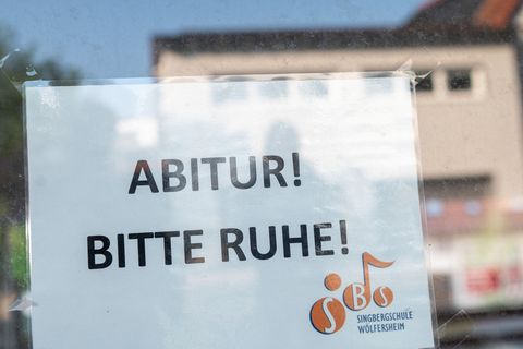 Wenn Gymnasiasten ihr Abitur ablegen, werden ihre jüngeren Mitschüler um Ruhe gebeten. (Symbolbild) Foto: Sebastian Gollnow/dpa