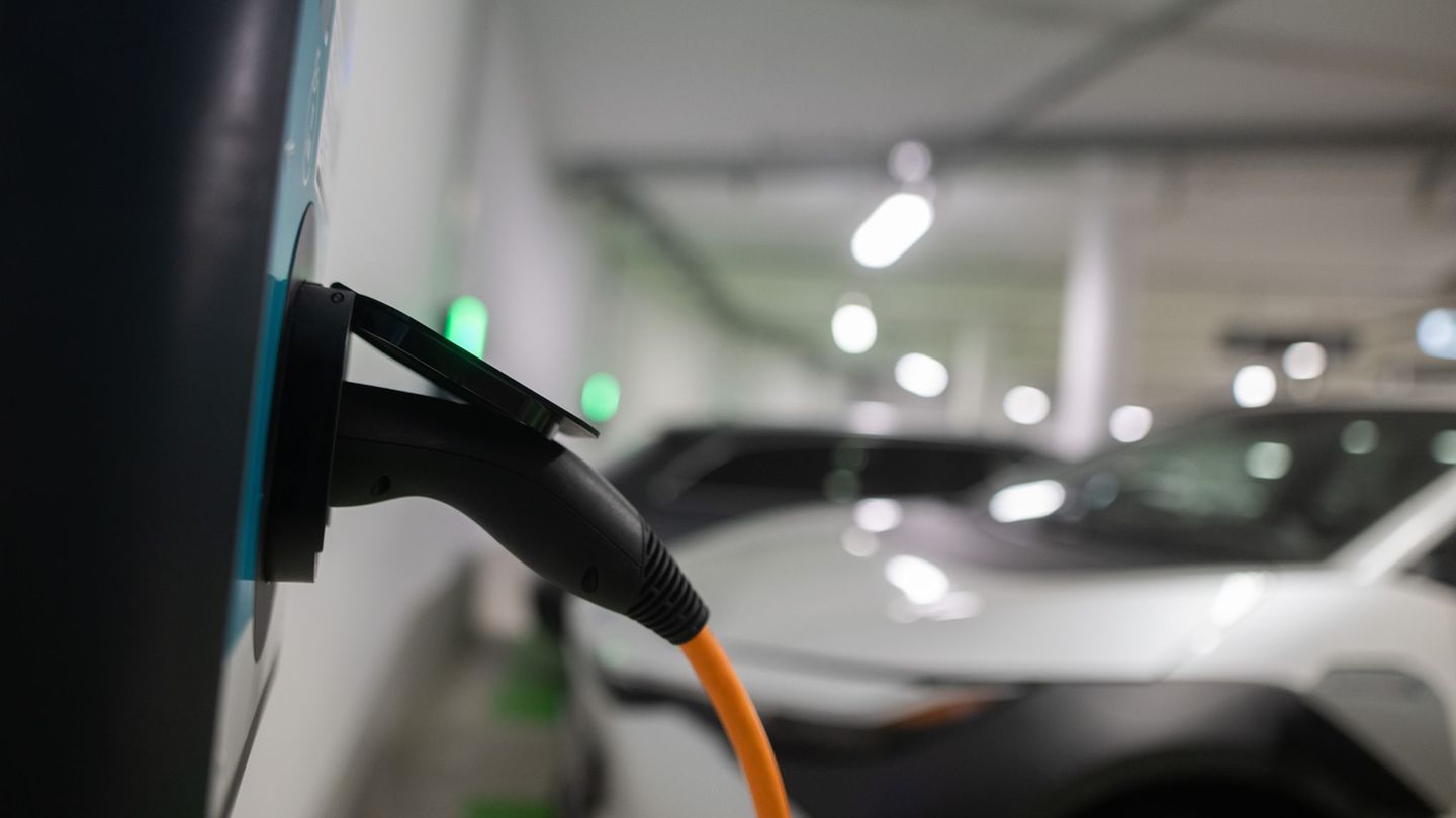 Die Bundesregierung bringt ein neues Förderprogramm für das Laden von E-Autos in Mehrfamilienhäusern an den Start Foto: Sebastia