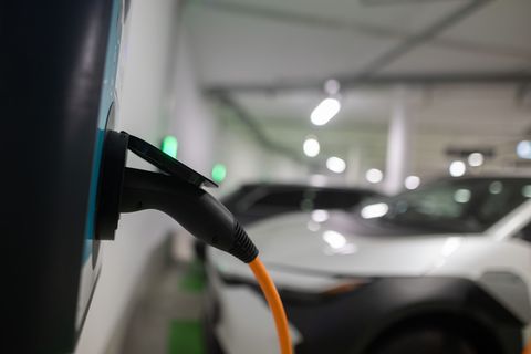 Die Bundesregierung bringt ein neues Förderprogramm für das Laden von E-Autos in Mehrfamilienhäusern an den Start Foto: Sebastia