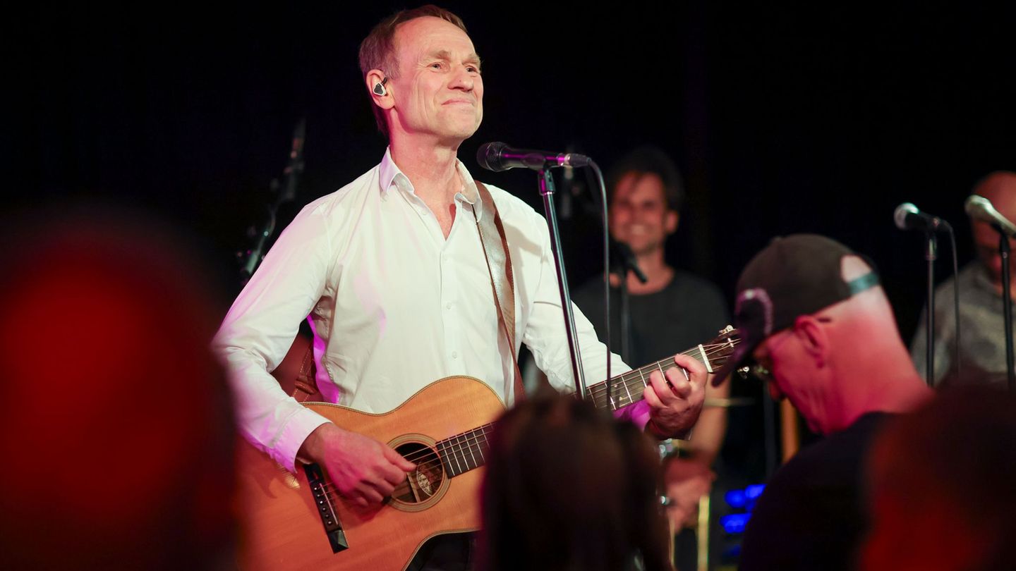 Norbert Leisegang, Frontmann der Band Keimzeit, singt am Dienstagabend im Club Horns Erben. Foto: Jan Woitas/dpa
