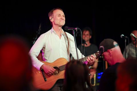 Norbert Leisegang, Frontmann der Band Keimzeit, singt am Dienstagabend im Club Horns Erben. Foto: Jan Woitas/dpa
