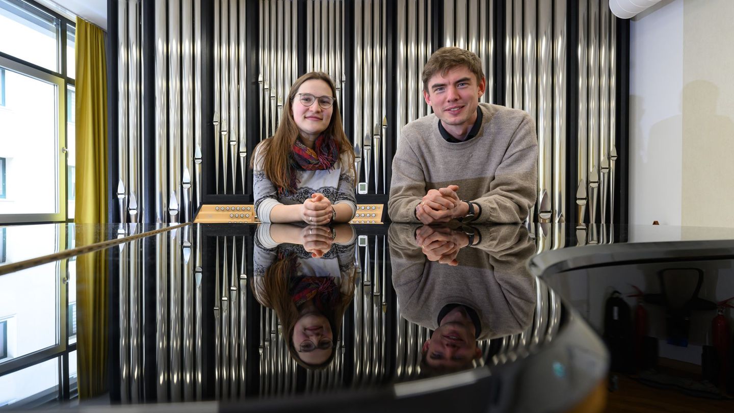 Josefine Beyrich und Benjamin Leins kennen die Hochschule für Kirchenmusik in Halle beide gut. Foto: Hendrik Schmidt/dpa