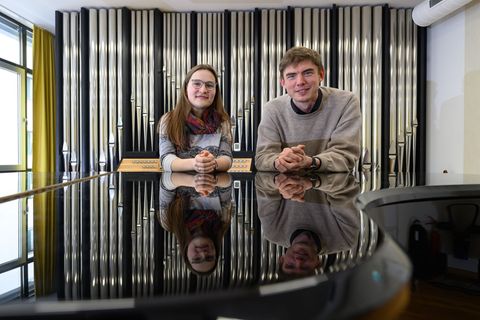 Josefine Beyrich und Benjamin Leins kennen die Hochschule für Kirchenmusik in Halle beide gut. Foto: Hendrik Schmidt/dpa