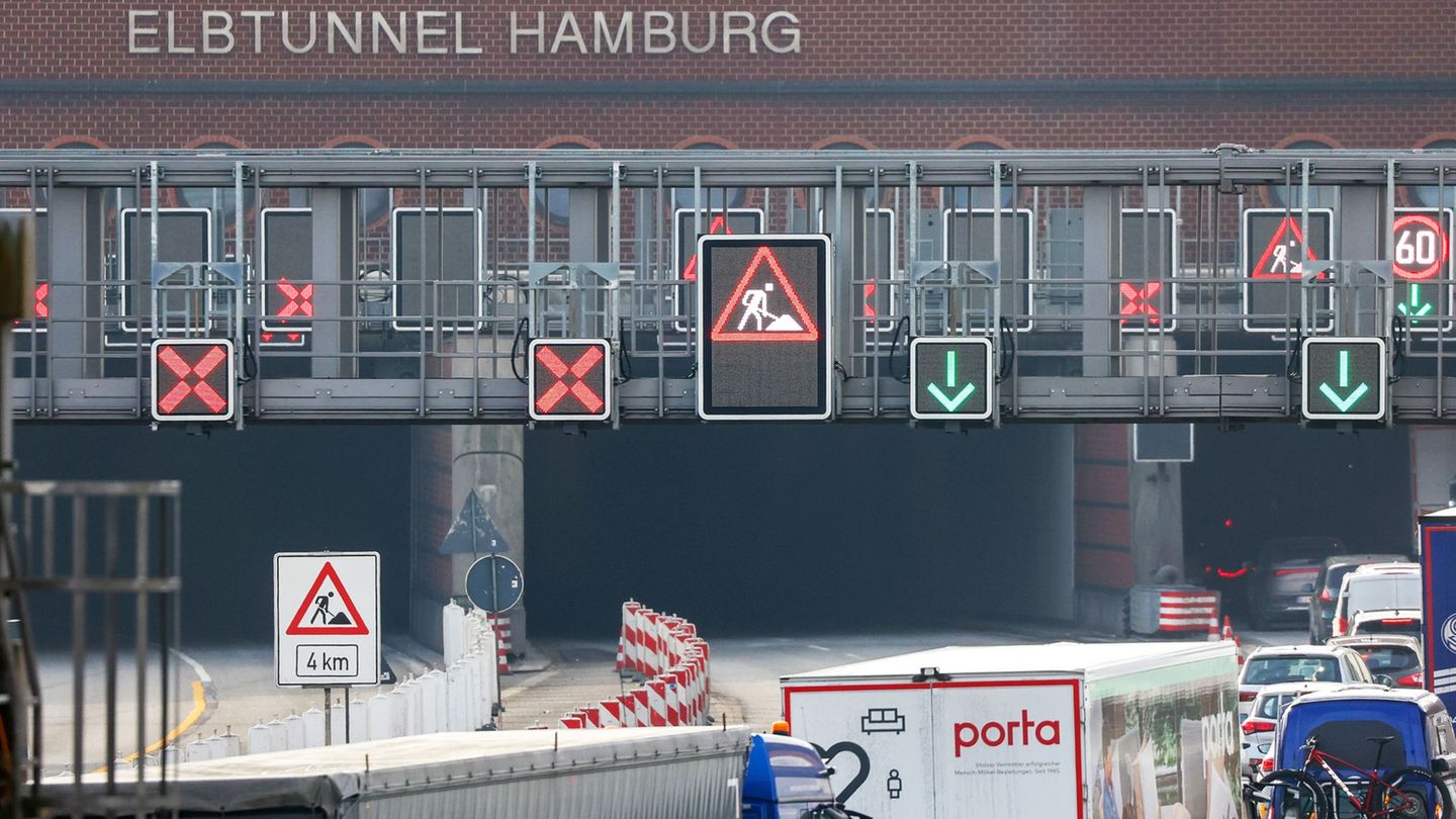 Der Hamburger Elbtunnel wird am kommenden Wochenende voll gesperrt. (Archivbild) Foto: Bodo Marks/dpa