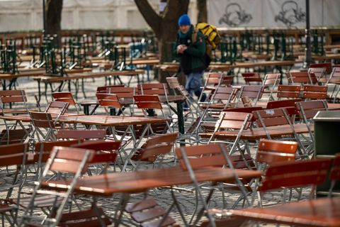 Das Biergartenwetter lässt in diesen Tagen auf sich warten. Foto: Peter Kneffel/dpa