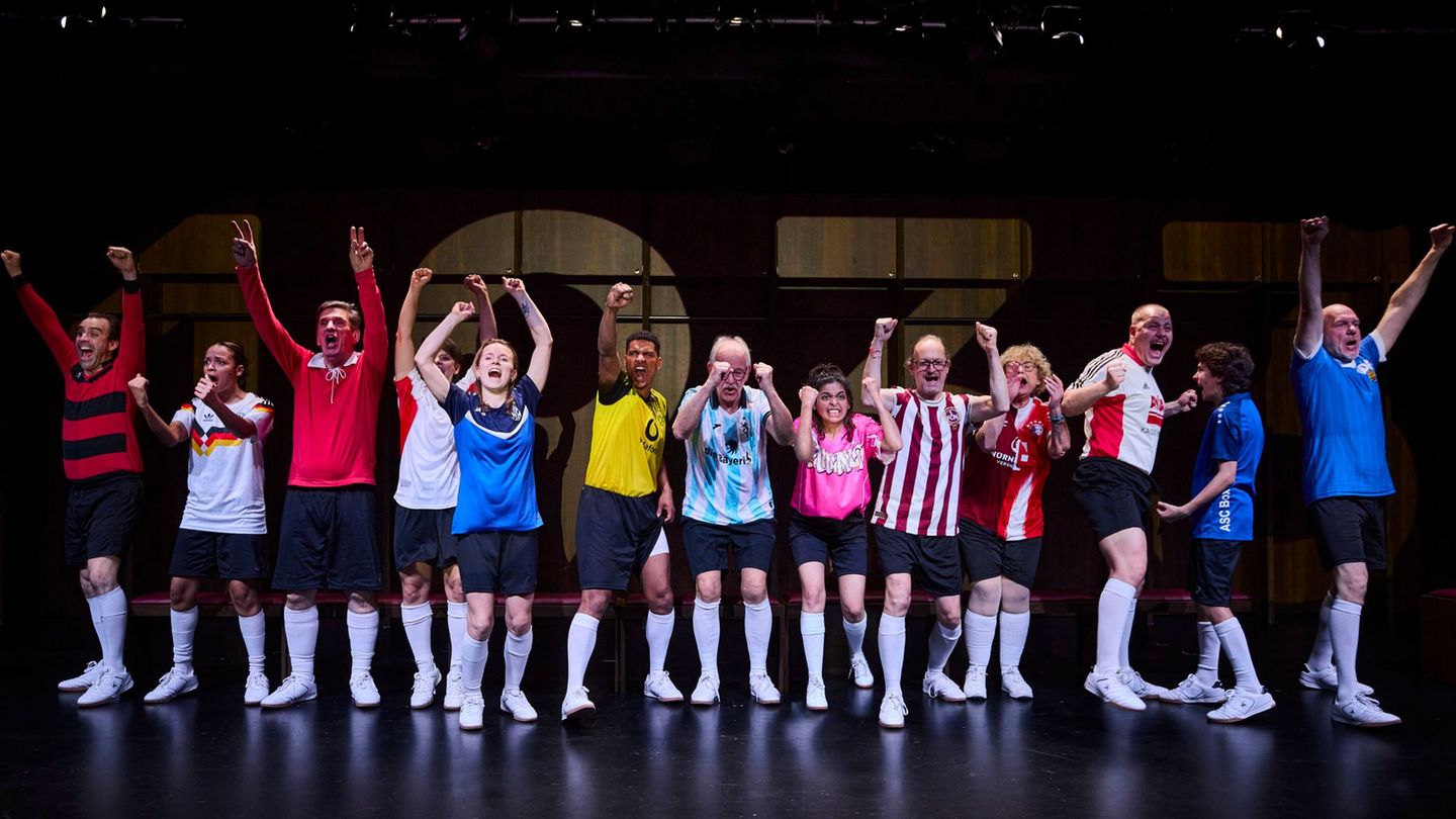 Bei dem Theaterstück wirken zehn Bürgerinnen und Bürger mit, die selbst Fußball spielen, FCN-Mitglied oder große Fans sind. (Han