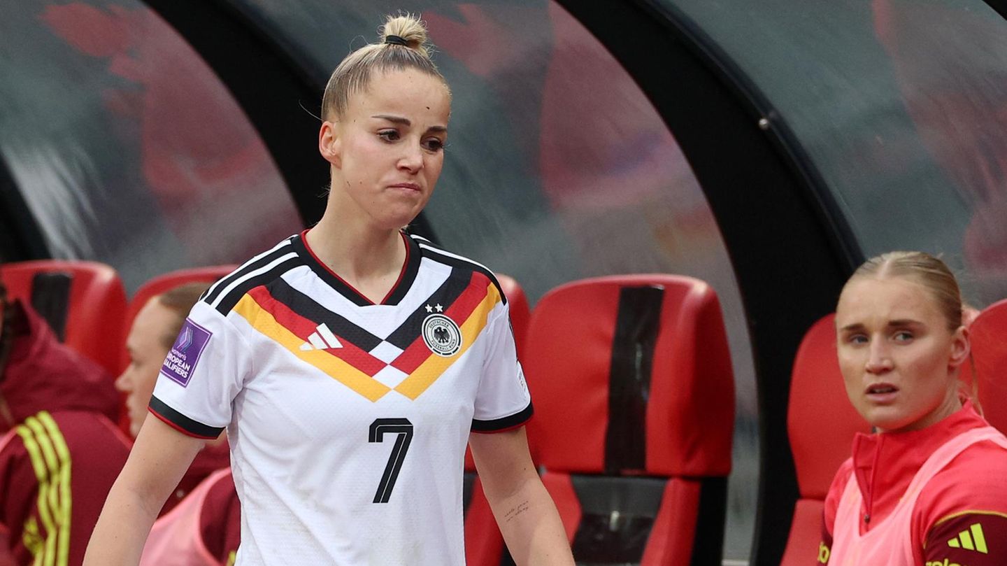 DFB-Kapitänin Giulia Gwinn verlässt verletzt das Spielfeld