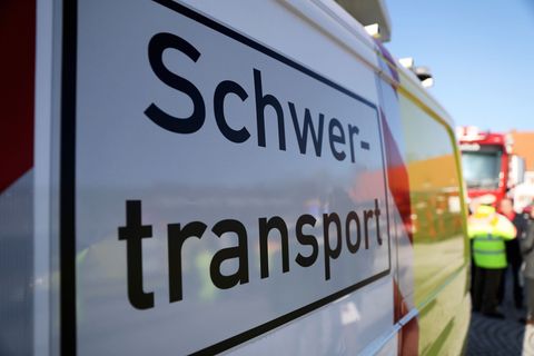 Der Schwertransporter habe an der betroffenen Stelle nicht durchgepasst, so ein Sprecher der Polizei Köln. (Symbolbild) Foto: Da