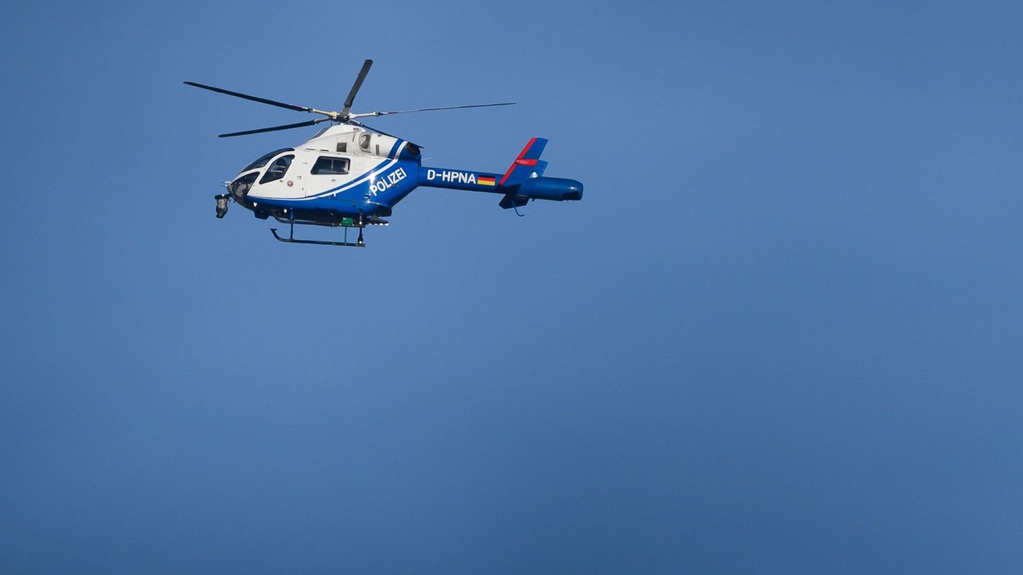 Am frühen Mittwochmorgen war in der Region Hannover ein Polizeihubschrauber im Einsatz. (Symbolbild) Foto: Swen Pförtner/dpa