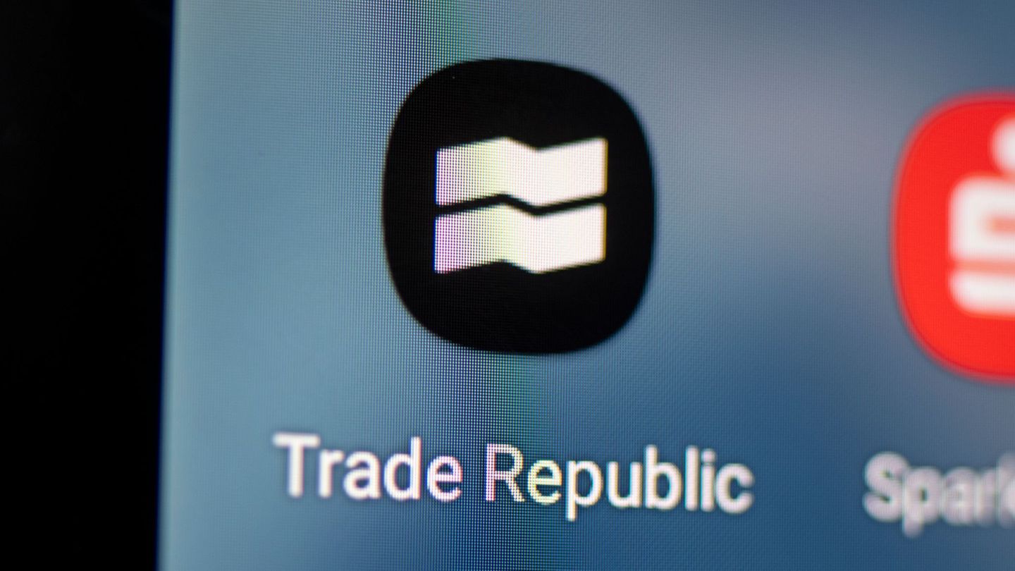 Der Online-Broker Trade Republic arbeitet rein App-basiert. (Archivbild) Foto: Fabian Sommer/dpa