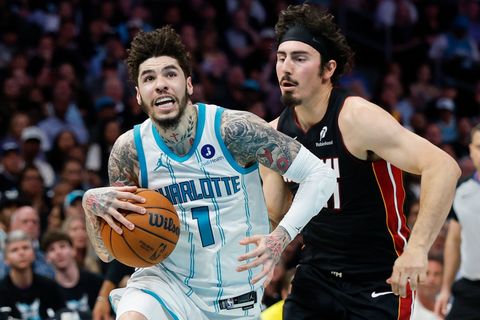 Beim NBA-Play-in-Spiel zwischen Charlotte Hornets - Miami Heat sorgte ein Bildaussetzer für Ärger. Foto: Nell Redmond/AP/dpa