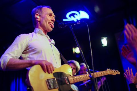 Norbert Leisegang, Frontmann der Band Keimzeit, singt am Dienstagabend im Club Horns Erben. Foto: Jan Woitas/dpa